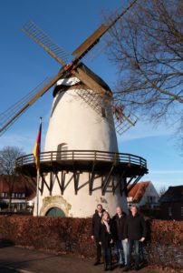 Am Wahrzeichen Glandorfs: SPD-Genossen an der Glandorfer Windmühle.
