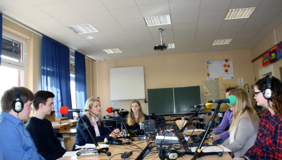 Foto: Kathrin Wahlmann (MdL) wird von dem Schüler-Team interviewt.