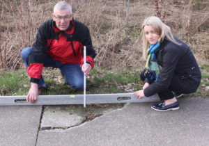 Reinhold Hotnaier und Kathrin Wahlmann (MdL) am Radweg an der L94.