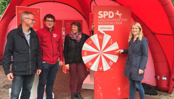 Fraktion unterwegs: Kathrin Wahlmann mit Infostand der SPD-Landtagsfraktion in Georgsmarienhütte Fraktion unterwegs: Kathrin Wahlmann mit Infostand der SPD-Landtagsfraktion in Georgsmarienhütte